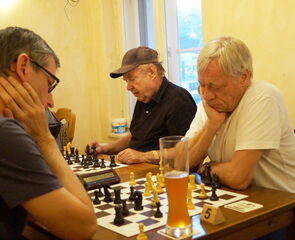Henry Reiche (rechts) gegen einen unserer Gäste. Neben ihm Reinhard Weigelt.