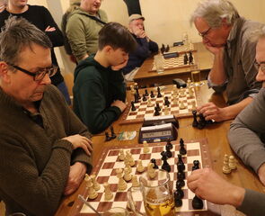 Wolfgang Vandré gegen Marco Miersch, dahinter Samuel Drave und Andreas Volkmer. Auch von diesen Partien gibt es ein Video.