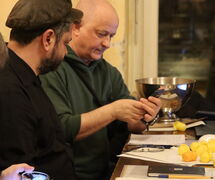 Spartac Gevorkian und Jens Rennspieß losen den Vereinspokal aus