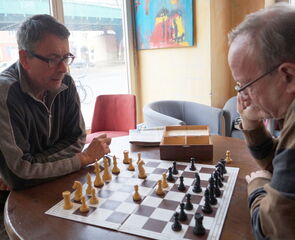 Wolfgang Vandré und Michael Schulz bei der Analyse