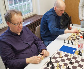 Stefan Hölz bei der Analyse der Partie von Wolfgang, hinten links Bart Karstens
