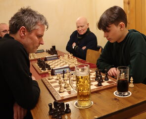Peter Wünsche beobachtet Gerald Drißner und Samuel Drave