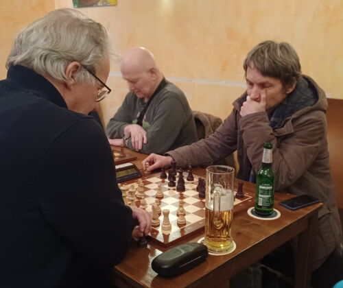 Thomas Weigelt (rechts) in der letzten Runde gegen Andreas Volkmer. Im Hintergrund Peter Wünsche.