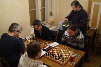 Am Brett links: Martin Gebigke (langjähriger Berospieler) gegen Wolfgang Vandré, daneben Matthias Bolk (mit Schwarz) gegen Peter Müller. Sven Horn serviert Tee.
