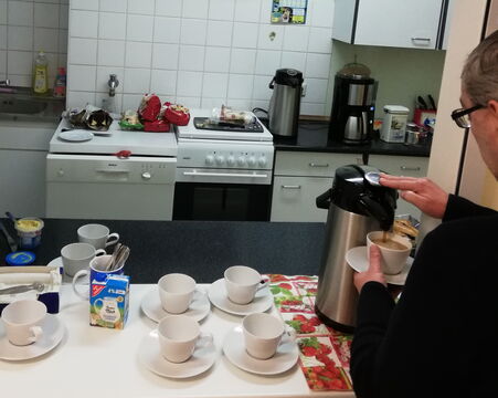 Martin Windmüller holt sich Kaffee