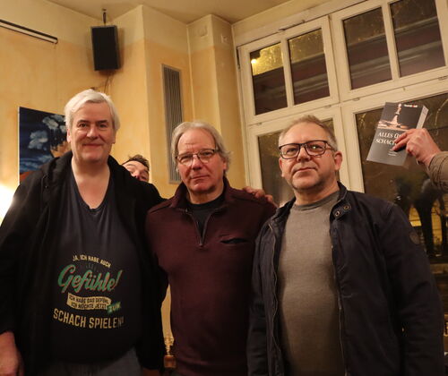 Frank Binding (2.), Andreas Volkmer (1.) und Marco Miersch (3.). Andreas Reiche hält einen der sieben Buchpreise in die Kamera.