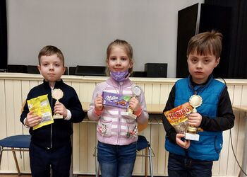 Elan Joel Milius (TuS Makkabi, Platz 3), Sofia Leongardt (TSG Oberschöneweide, Platz 2) und Arian Alloussi (Berolina, Platz 1)