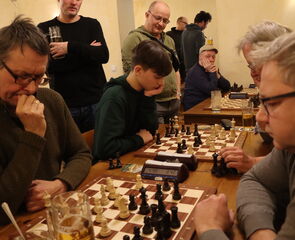Wolfgang Vandré gegen Marco Miersch, dahinter Samuel Drave und Andreas Volkmer. Auch von diesen Partien gibt es ein Video.