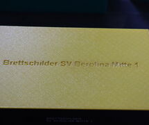 Die Beschriftung ist in den Deckel "graviert".