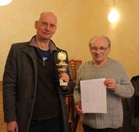 Uwe Hecht (SC Kreuzberg) mit dem Pokal, rechts Werner Windmüller