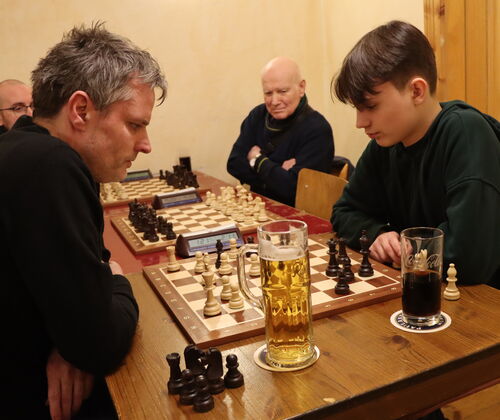 Gerald (links) beim Neujahrsschnellturnier 2024. Rechts Samuel Drave, hinten Peter Wünsche.