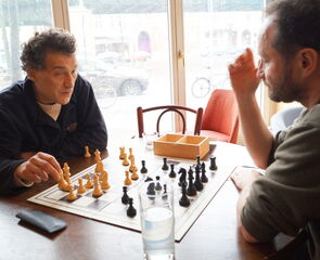 Drazen Muse und Thilo Keskowski bei der Analyse