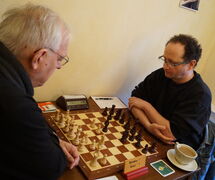 Brett 1: Manfred Lenhardt (WeDa 3) remis gegen Thilo Keskowski (Berolina 1)