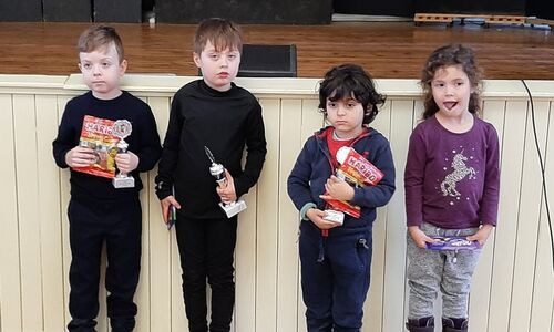 Siegerehrung U6: Jonas Eskef (SV Empor, 2. Platz), Arian Aloussi (Berolina, 1. Platz), Elan Milius (TuS Makkabi, 3. Platz) und das beste Mädchen Lisa Scherer Muriel (Schachschule Berlin)