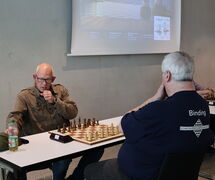 Peter Mittelberger begnügt sich mit Remis gegen Frank, damit beide 4½ aus 5