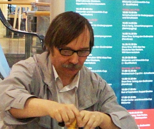 Michael Beuster im April 2018 beim Simultan von Alisa Frey bei der "Faszination Schach" im Linden-Center