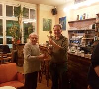 Offizielle Übergabe des Pokals am 16. Februar, links Werner, rechts Andreas
