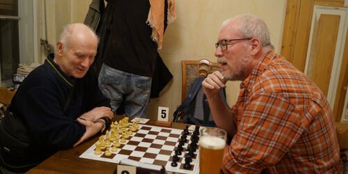 Peter Wünsche und Detlef Boetzer reden vor der Partie der ersten Runde über alte Zeiten