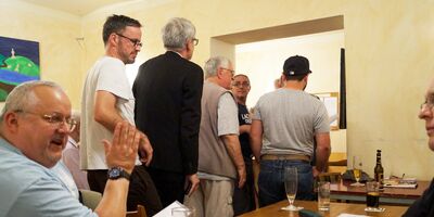 20.50 Uhr Ende der Versammlung und Übergang zu den Teambesprechungen