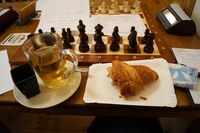 Kamillentee und Schokocroissant