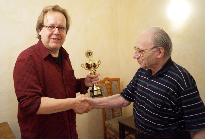Werner Windmüller gratuliert Stefan Hölz zum Pokalsieg