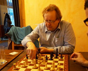 Stefan Hölz schlägt etwas bei der Analyse der Partie von Andreas Volkmer vor