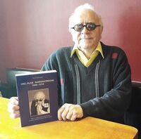 Dr. Freerk Bulthaupt mit seinem Buch