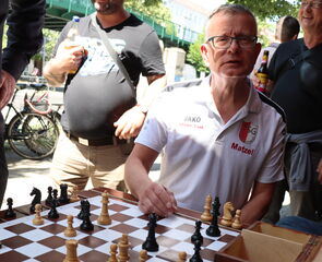 Matthias Schöwel bei der Analyse seiner Partie