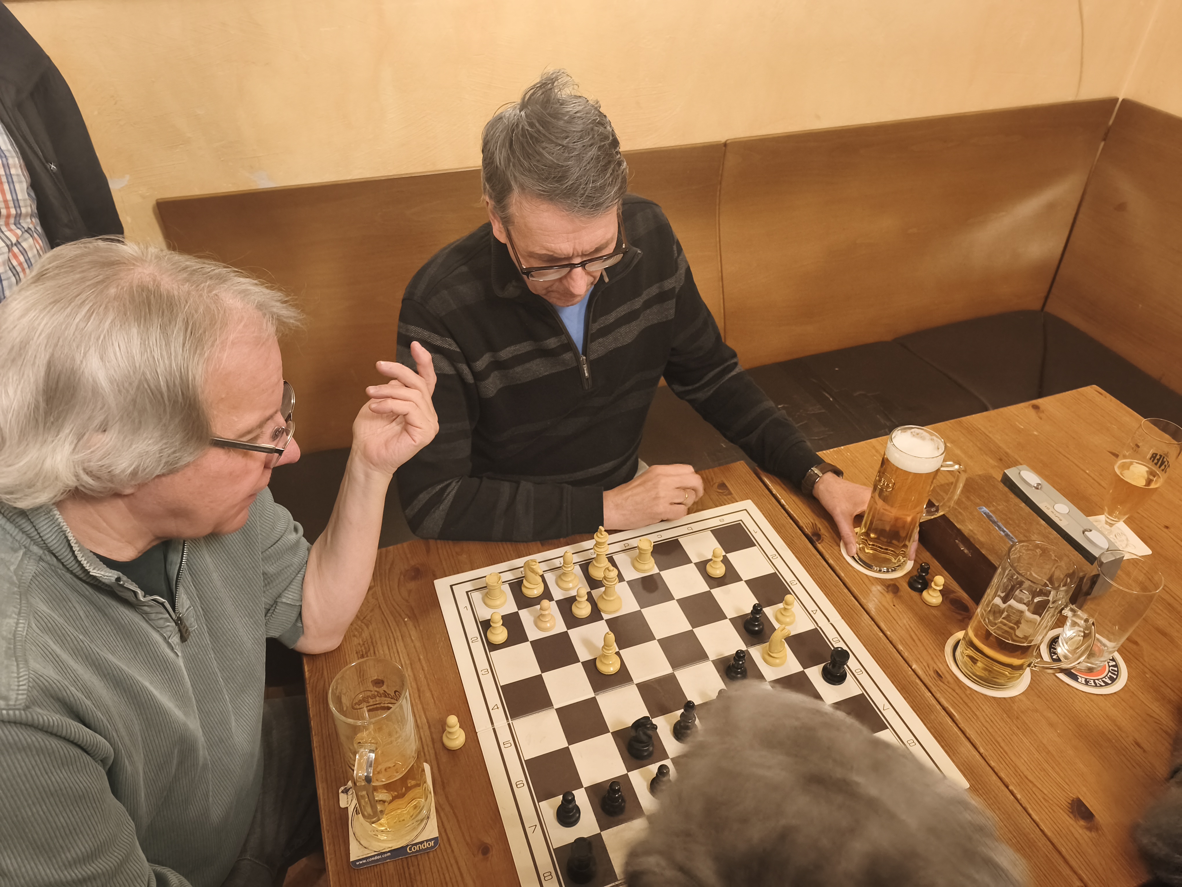 Wolfgang Vandré zeigt seine Partie gegen Christian Syre.