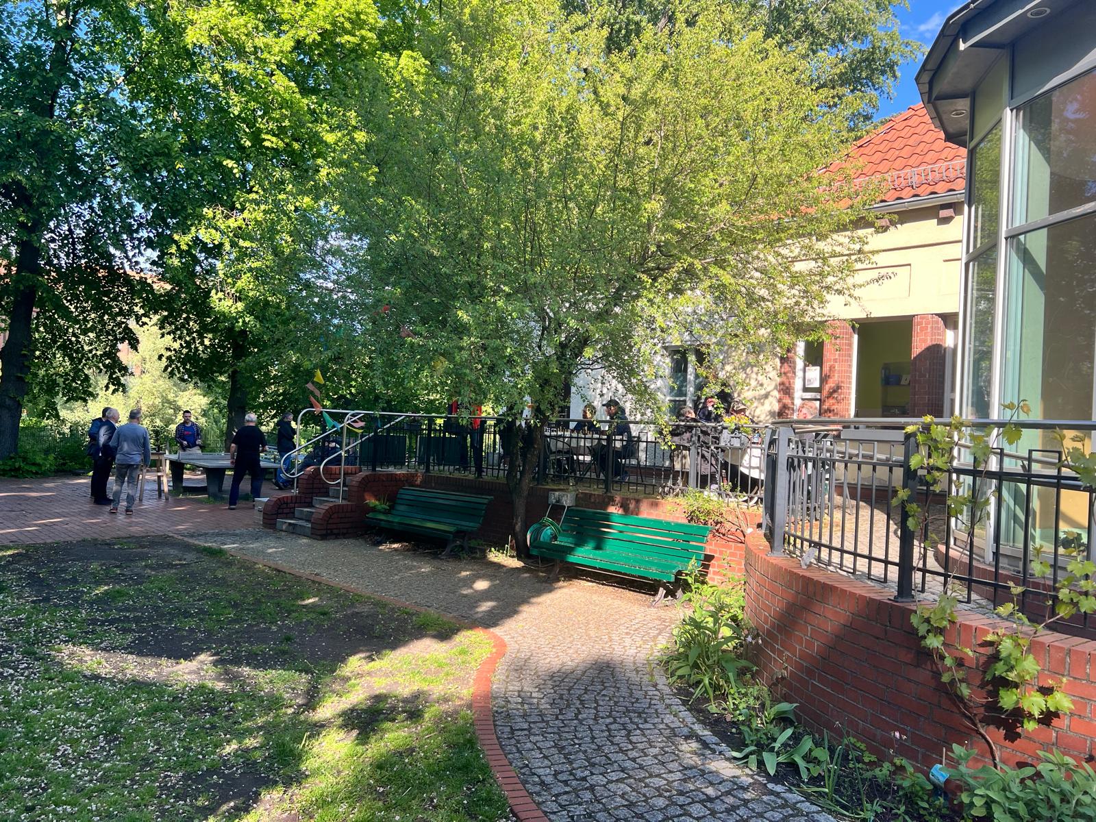 Tischtennis und Sitzen auf der Terasse, Himmelfahrtblitz